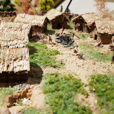 Bild vergrößern: Modell einer jungsteinzeitlichen Siedlung