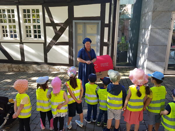 Bild vergrößern: Mitarbeiterin des Museums Korbach bei einer Kindererlebnisführung